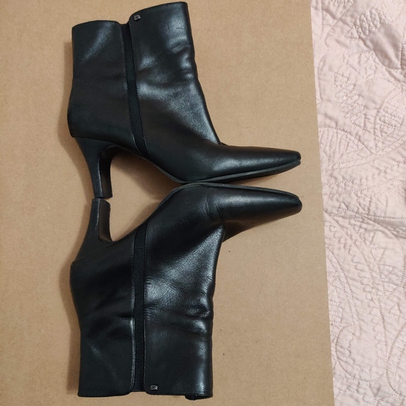 ankle boots wide opening